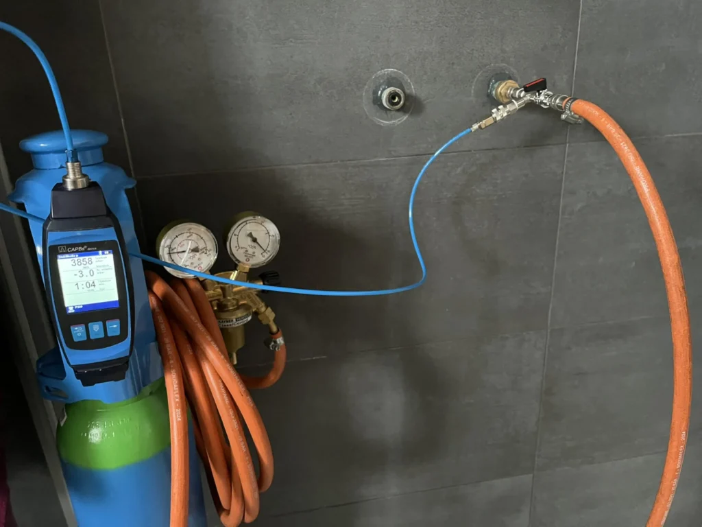 Een tracergas cilinder voor het inbrengen van het gas in de installatie.